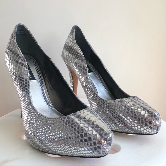 White House Black Market Metallic Silver Snake Heels Pumps scallop edge size 8 - Picture 11 of 17
